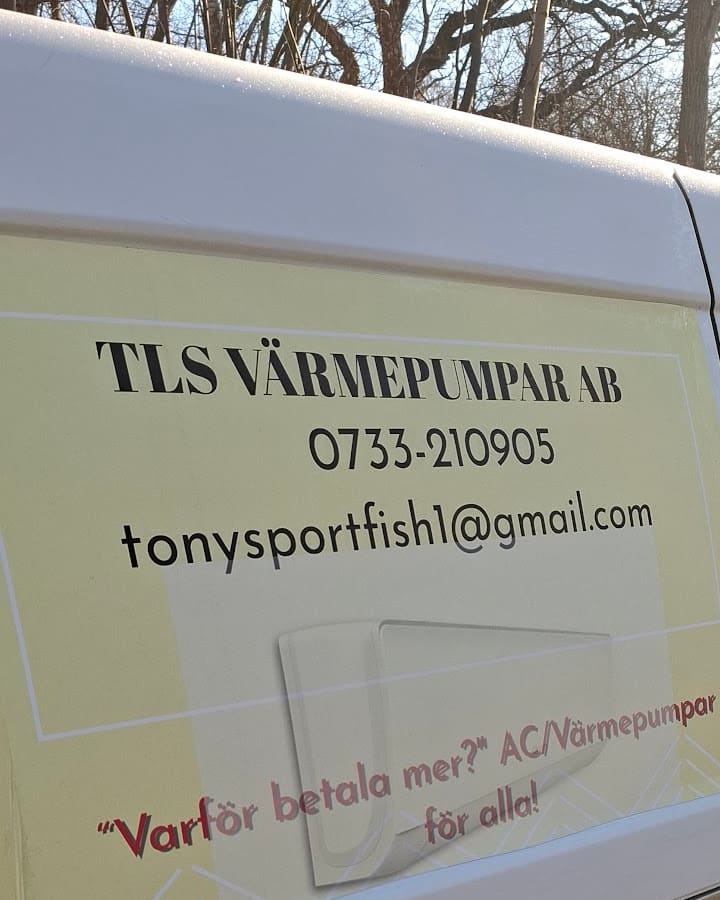 TLS Värmepumpar AB:s servicebil med företagsnamn och telefonnummer